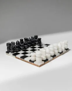 Échiquier en marbre noir et blanc vintage avec des pièces en marbre assorties, design italien des années 1960, pièce maîtresse sculpturale.