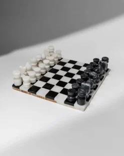 Échiquier en marbre noir et blanc vintage avec des pièces en marbre assorties, design italien des années 1960, pièce maîtresse sculpturale.
