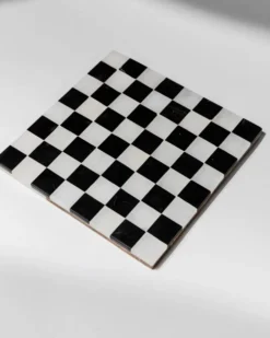 Échiquier en marbre noir et blanc vintage avec des pièces en marbre assorties, design italien des années 1960, pièce maîtresse sculpturale.