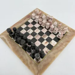 Échiquier en marbre rose et noir vintage avec des pièces en laiton, années 1970, Italie