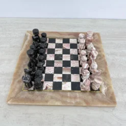 Échiquier en marbre rose et noir vintage avec des pièces en laiton, années 1970, Italie