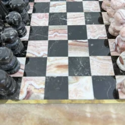 Échiquier en marbre rose et noir vintage avec des pièces en laiton, années 1970, Italie