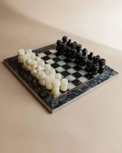 Échiquier en marbre vintage en pierre noire et crème avec des pièces sculptées à la main, italien des années 1960.