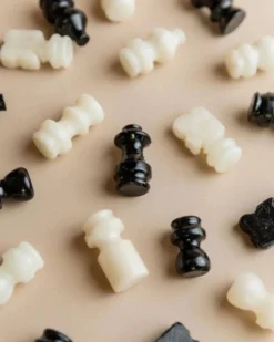 Échiquier en marbre vintage en pierre noire et crème avec des pièces sculptées à la main, italien des années 1960.
