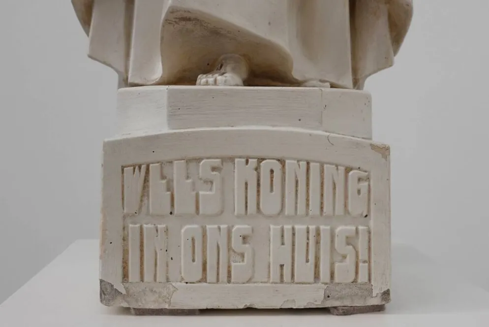 « Christ Roi dans notre maison » Statue en plâtre, Belgique, vers 1920