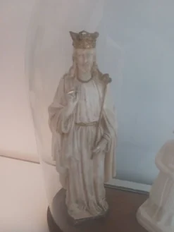cloche en verre avec statues religieuses anciennes – Christ Roi Pier