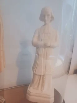 cloche en verre avec statues religieuses anciennes – Christ Roi Pier