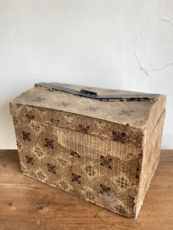 Coffre bombé en papier dominoté 19e