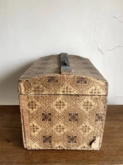 Coffre bombé en papier dominoté 19e