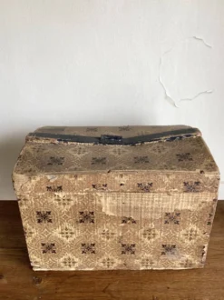Coffre bombé en papier dominoté 19e