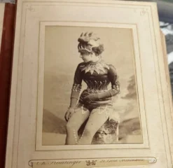 Collection de 39 photographies de cantatrices, actrices et gymnastes entre 1870 et 1880