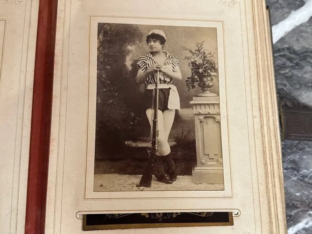 Collection de 39 photographies de cantatrices, actrices et gymnastes entre 1870 et 1880