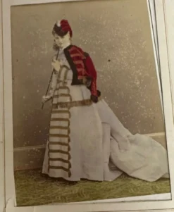 Collection de 39 photographies de cantatrices, actrices et gymnastes entre 1870 et 1880