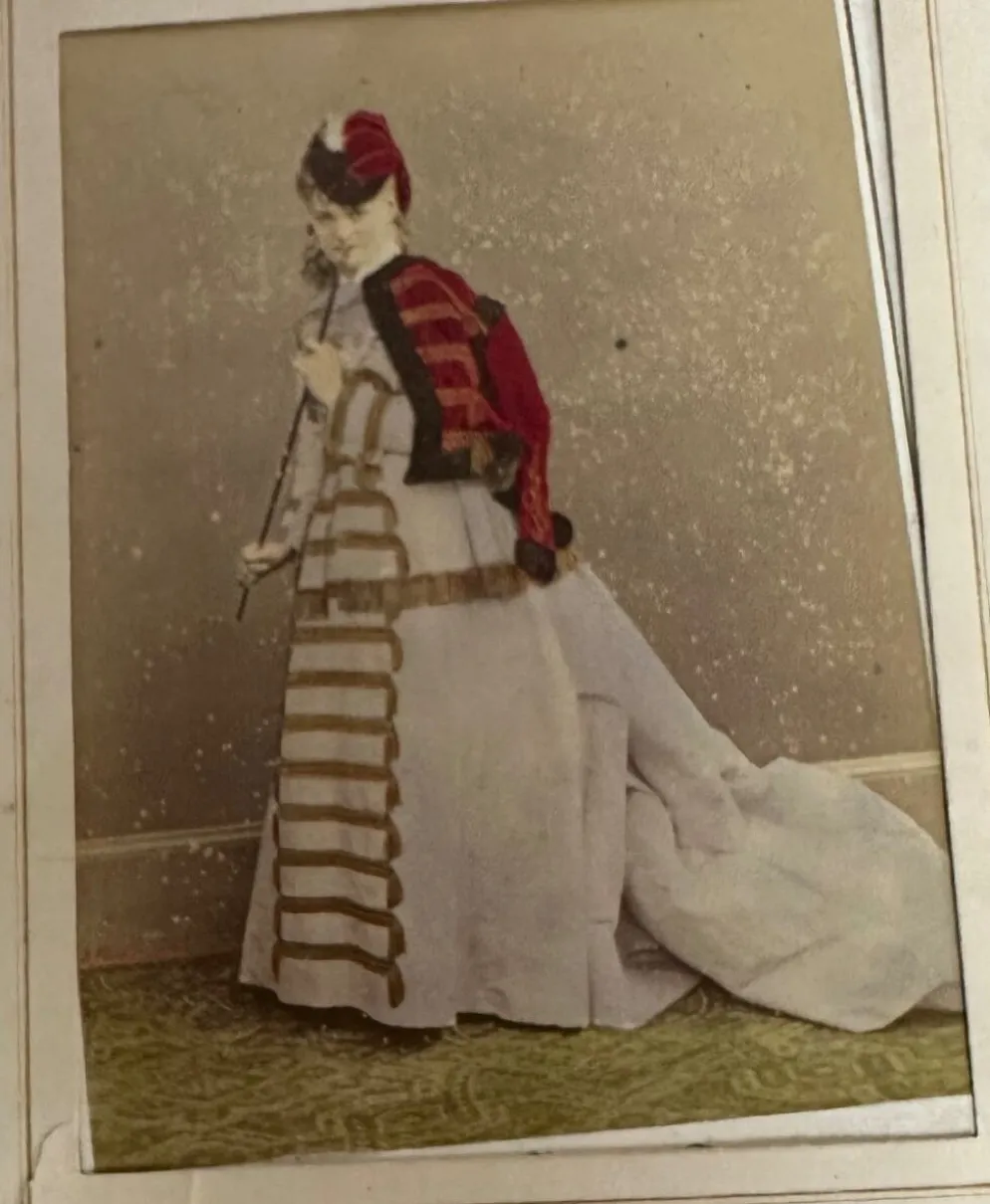 Collection de 39 photographies de cantatrices, actrices et gymnastes entre 1870 et 1880