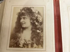 Collection de 39 photographies de cantatrices, actrices et gymnastes entre 1870 et 1880