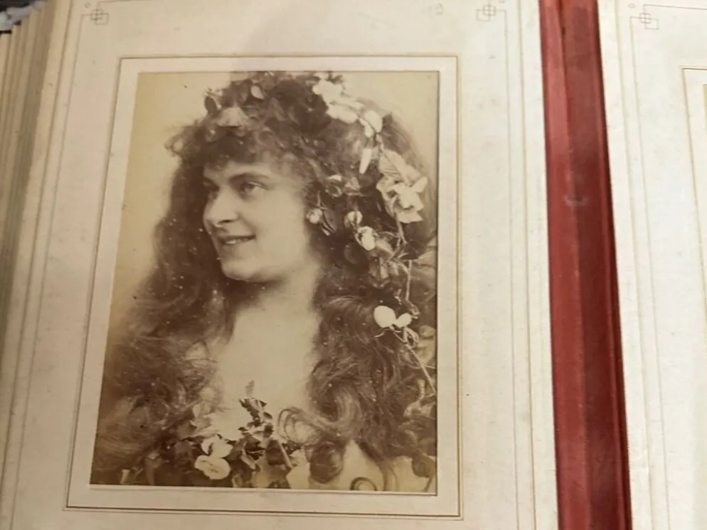 Collection de 39 photographies de cantatrices, actrices et gymnastes entre 1870 et 1880
