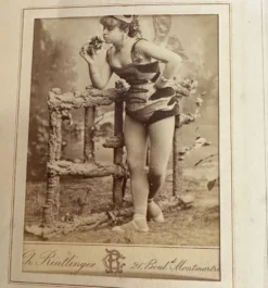 Collection de 39 photographies de cantatrices, actrices et gymnastes entre 1870 et 1880