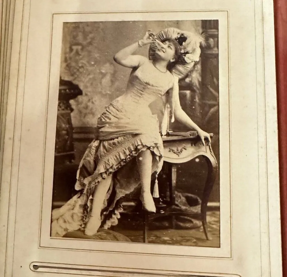 Collection de 39 photographies de cantatrices, actrices et gymnastes entre 1870 et 1880