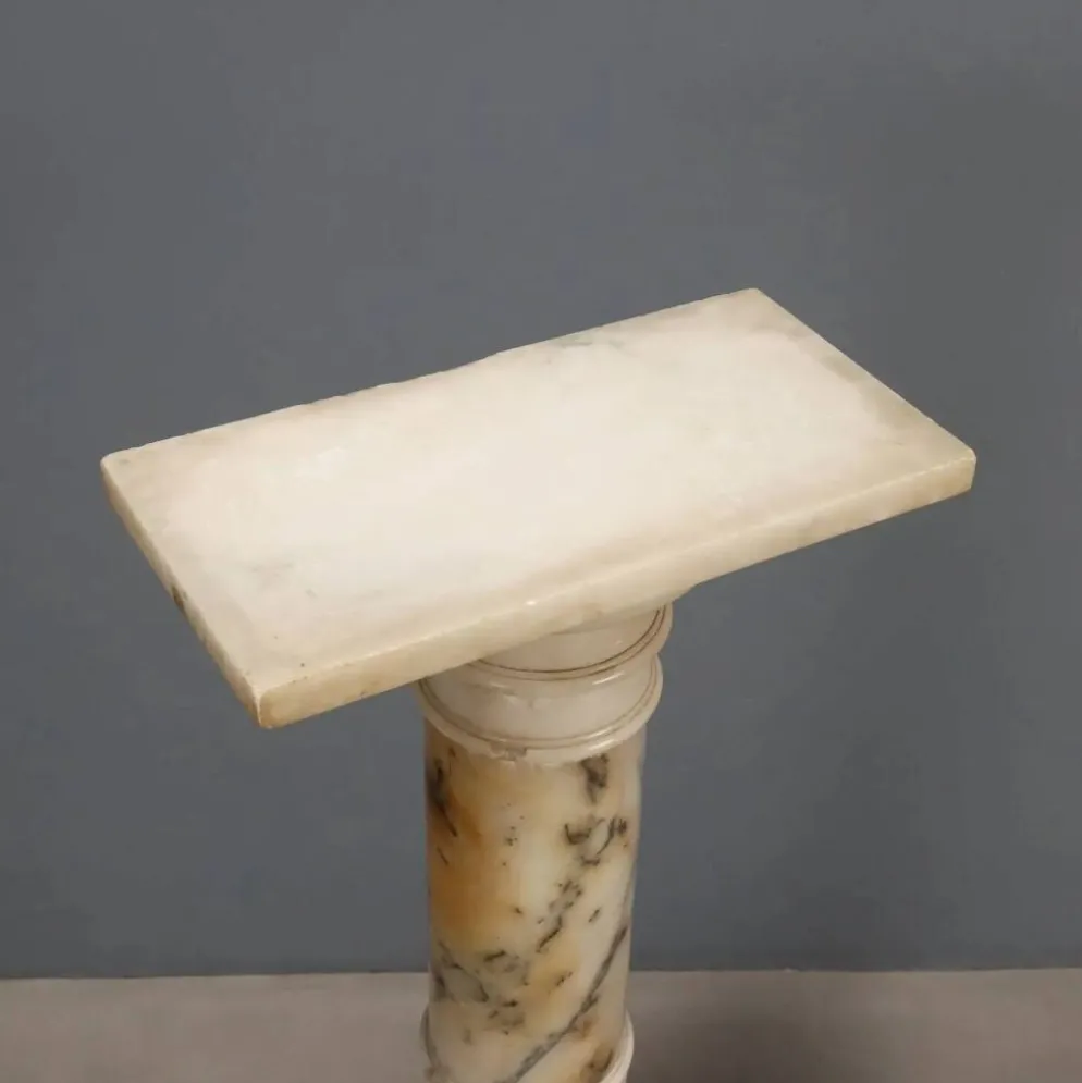 Colonne ancienne en albâtre à décorations géométriques XIXe siècle