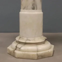 Colonne ancienne en albâtre à décorations géométriques XIXe siècle