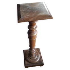 Colonne ancienne en bois
