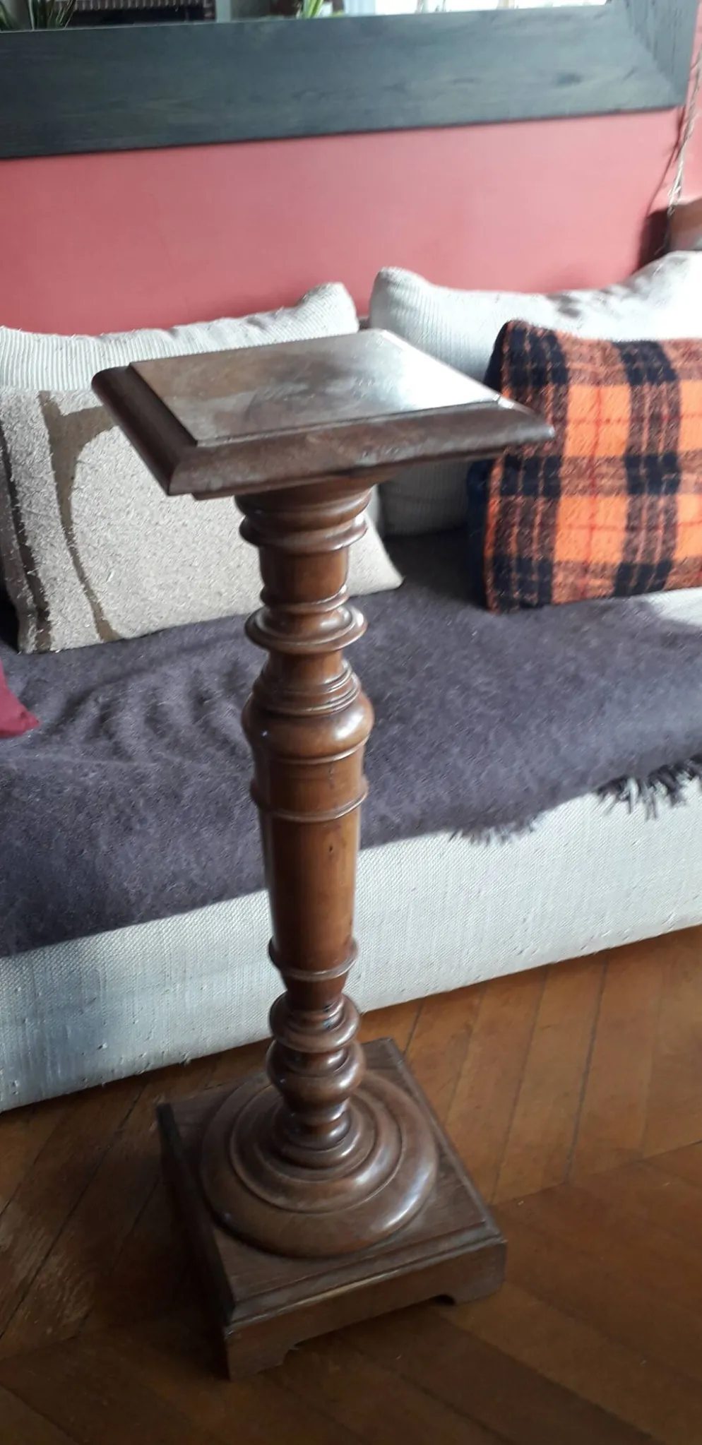 Colonne ancienne en bois
