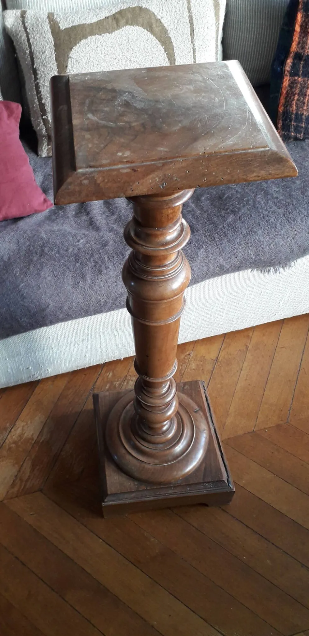 Colonne ancienne en bois