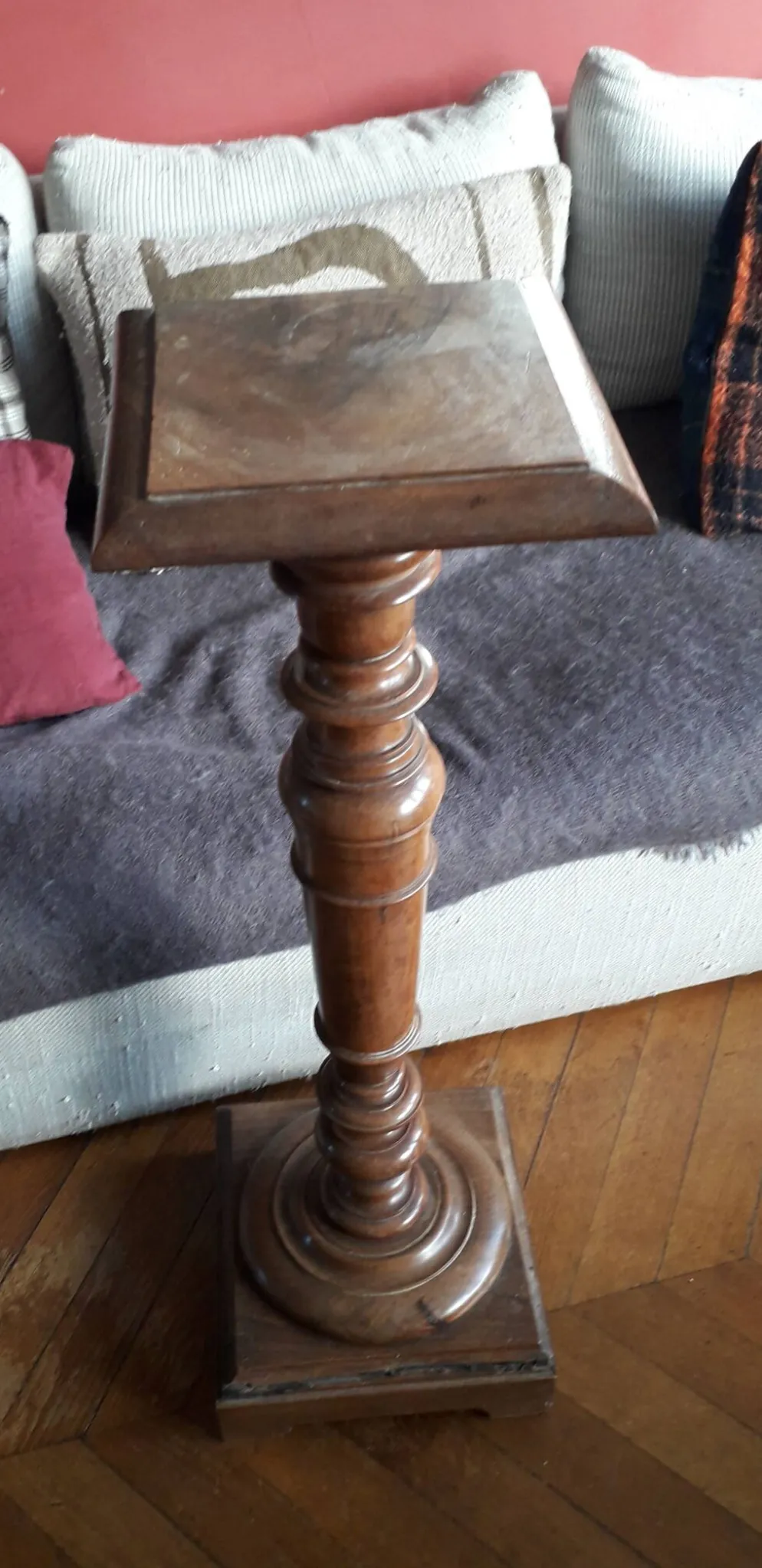 Colonne ancienne en bois