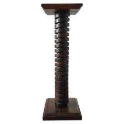 Colonne brutaliste – ancienne vis de pressoir bourguignon