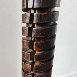 Colonne brutaliste – ancienne vis de pressoir bourguignon