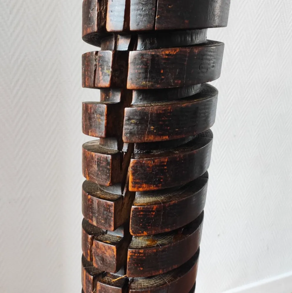 Colonne brutaliste – ancienne vis de pressoir bourguignon