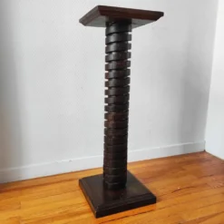 Colonne brutaliste – ancienne vis de pressoir bourguignon