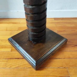 Colonne brutaliste – ancienne vis de pressoir bourguignon