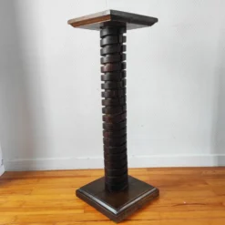 Colonne brutaliste – ancienne vis de pressoir bourguignon