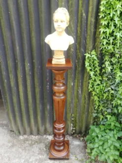 Colonne cannelée en noyer