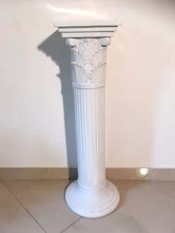 Colonne corinthienne en faïence blanche