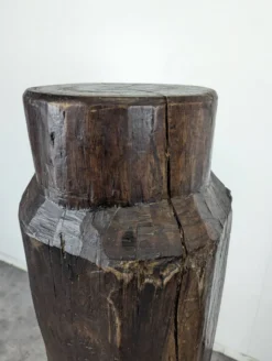 Colonne de présentation brutaliste en chêne massif
