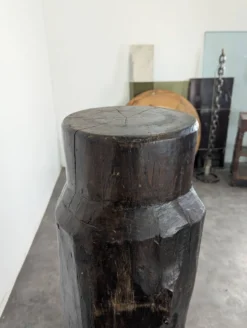 Colonne de présentation brutaliste en chêne massif