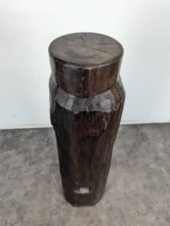 Colonne de présentation brutaliste en chêne massif