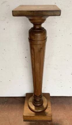 Colonne de présentation de style Louis XVI en hetre teinté XX siècle