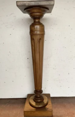 Colonne de présentation de style Louis XVI en hetre teinté XX siècle
