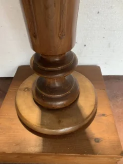 Colonne de présentation de style Louis XVI en hetre teinté XX siècle