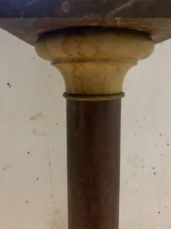 Colonne de présentation de style Louis XVI en hetre patiné XX siècle