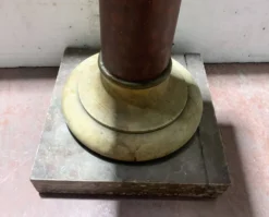 Colonne de présentation de style Louis XVI en hetre patiné XX siècle