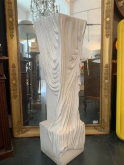 Colonne de présentation en plâtre du XXeme siècle