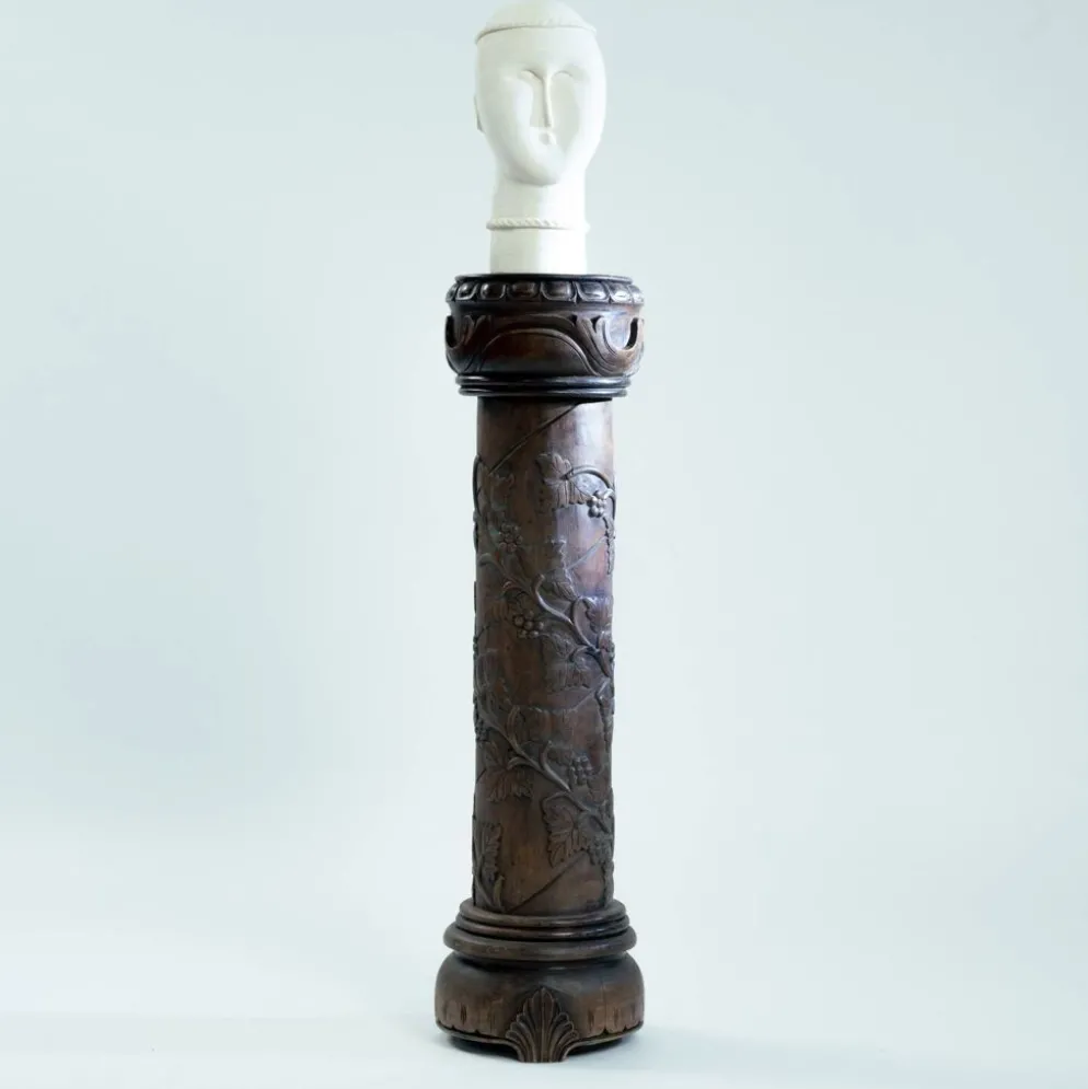Colonne en acajou sculpté à la main, années 1950