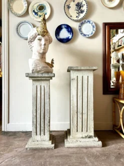 Colonne en béton gris
