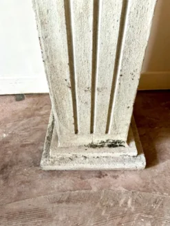 Colonne en béton gris