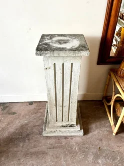 Colonne en béton gris