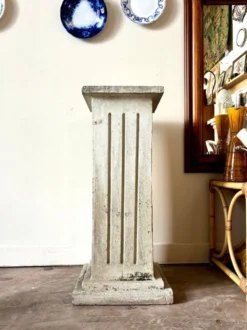 Colonne en béton gris